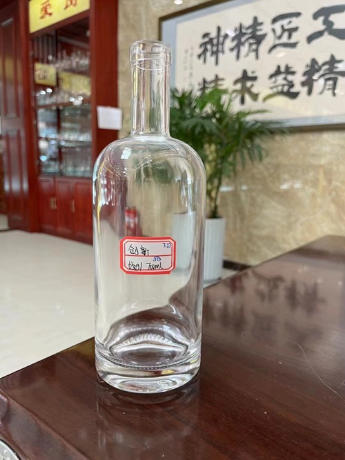 晶白玻璃白酒瓶厂家